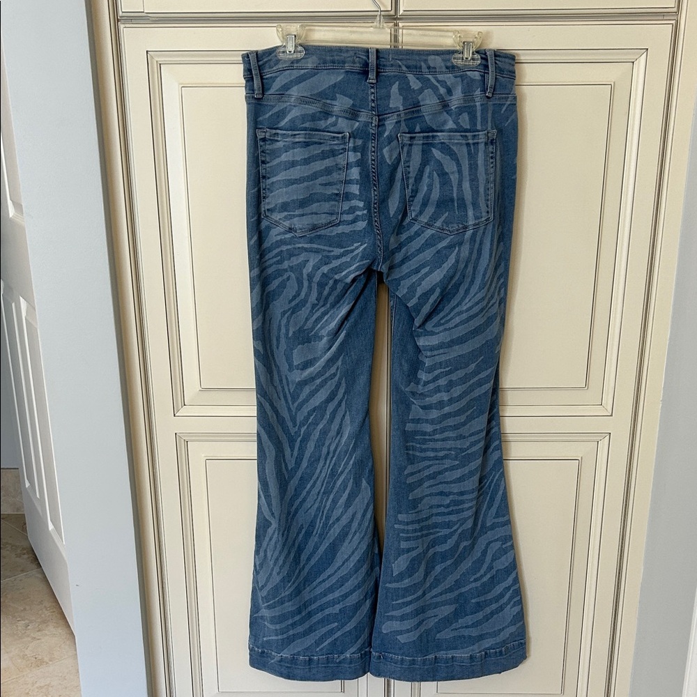 We The Free Low Tide Zebra Pattern Flare Jeans Sz 30 - Picture 4 of 10
